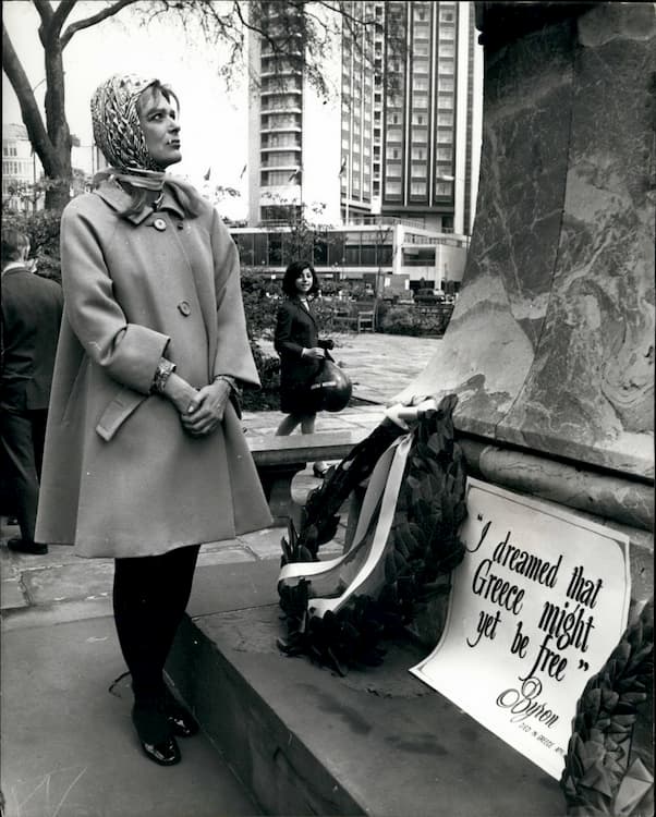 Melina Mercouri Lays Wreath at Lord Byron's statue 1964